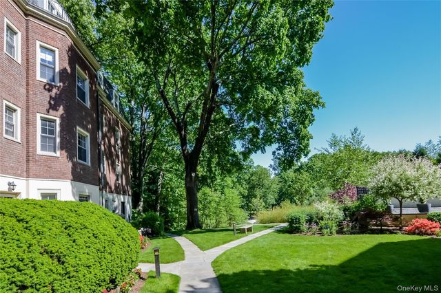 7 Chateaux Circle 7F, Scarsdale, NY 10583
