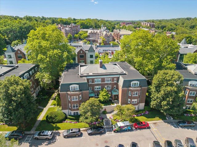 7 Chateaux Circle 7F, Scarsdale, NY 10583