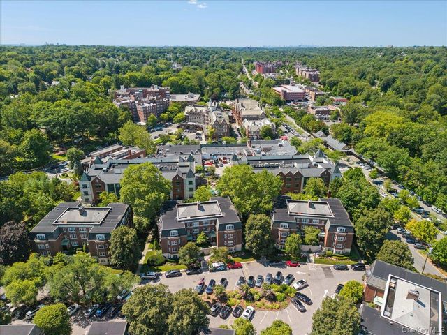 7 Chateaux Circle 7F, Scarsdale, NY 10583