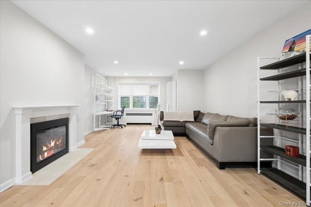 7 Chateaux Circle 7F, Scarsdale, NY 10583