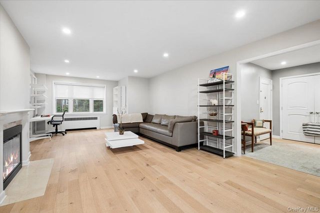 7 Chateaux Circle 7F, Scarsdale, NY 10583