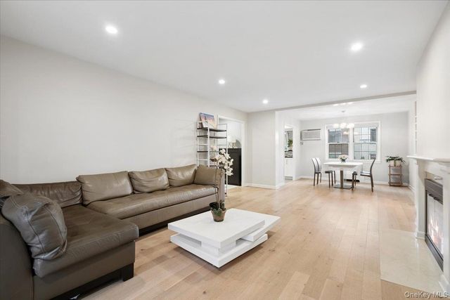 7 Chateaux Circle 7F, Scarsdale, NY 10583