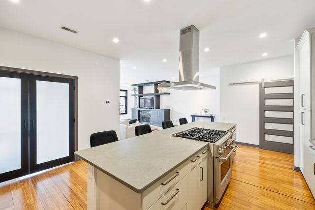 560 W Fulton Street 403, Chicago, IL 60661