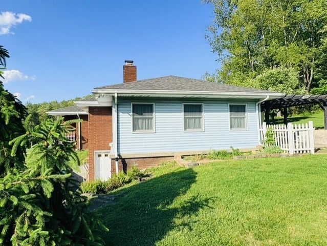2434 Racetrack Rd, Youngwood, PA 15672