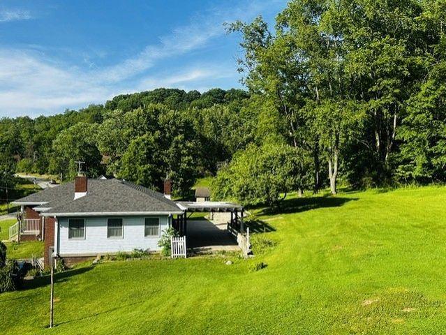 2434 Racetrack Rd, Youngwood, PA 15672