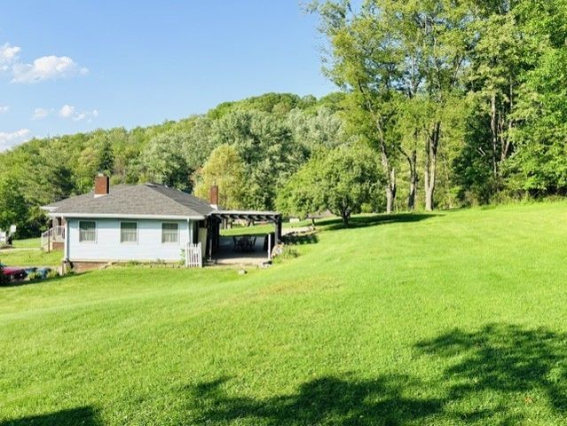 2434 Racetrack Rd, Youngwood, PA 15672
