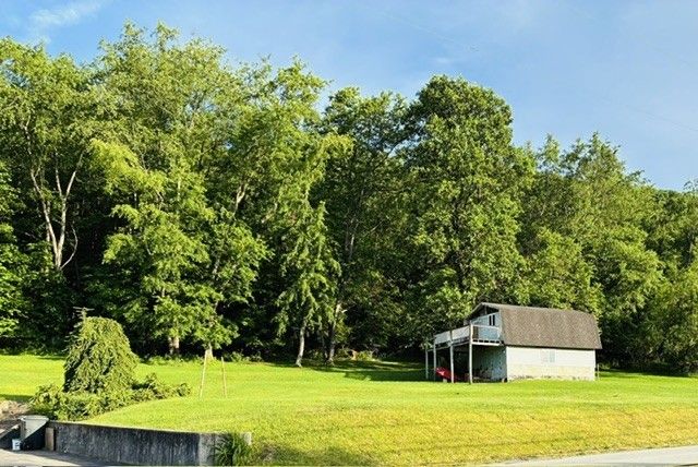 2434 Racetrack Rd, Youngwood, PA 15672