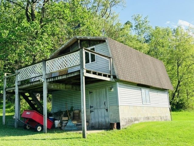 2434 Racetrack Rd, Youngwood, PA 15672