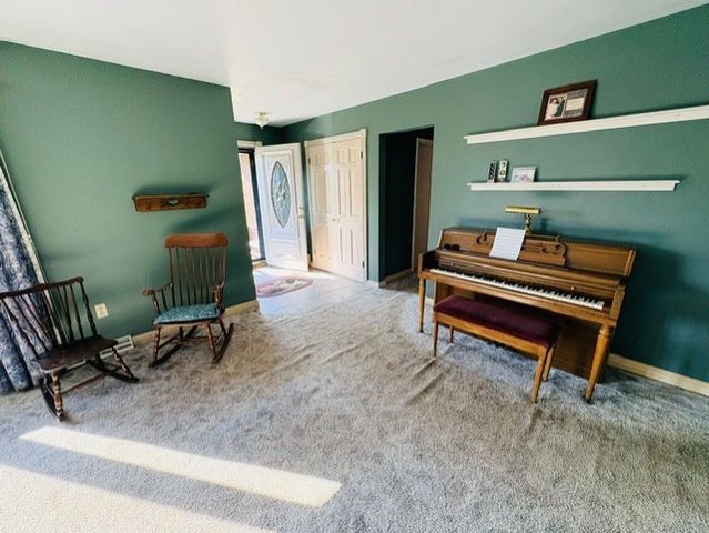 2434 Racetrack Rd, Youngwood, PA 15672