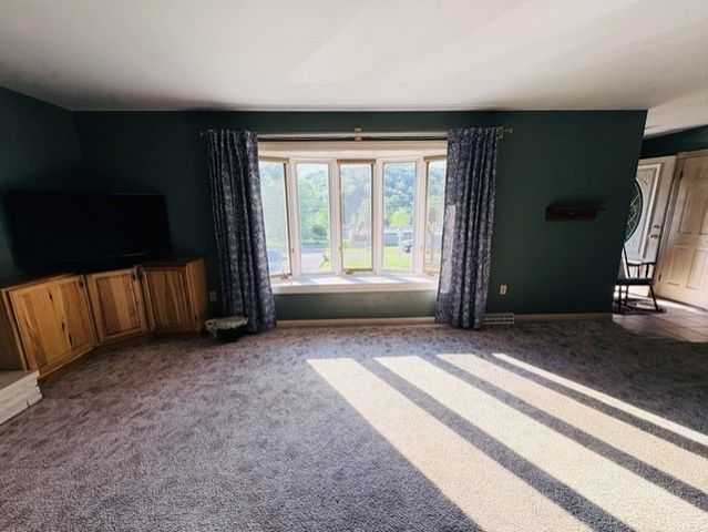 2434 Racetrack Rd, Youngwood, PA 15672