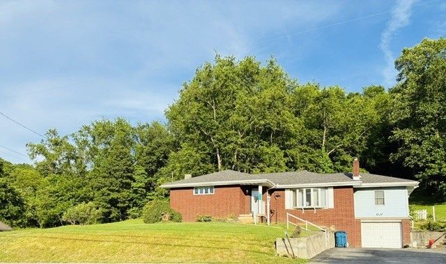2434 Racetrack Rd, Youngwood, PA 15672