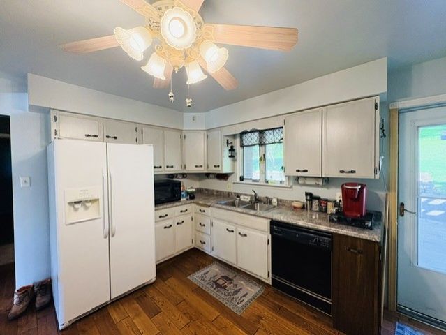 2434 Racetrack Rd, Youngwood, PA 15672