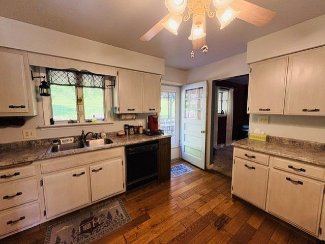 2434 Racetrack Rd, Youngwood, PA 15672