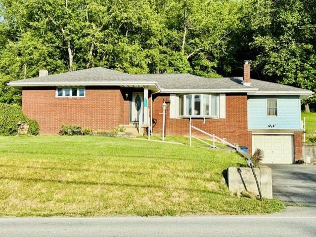 2434 Racetrack Rd, Youngwood, PA 15672