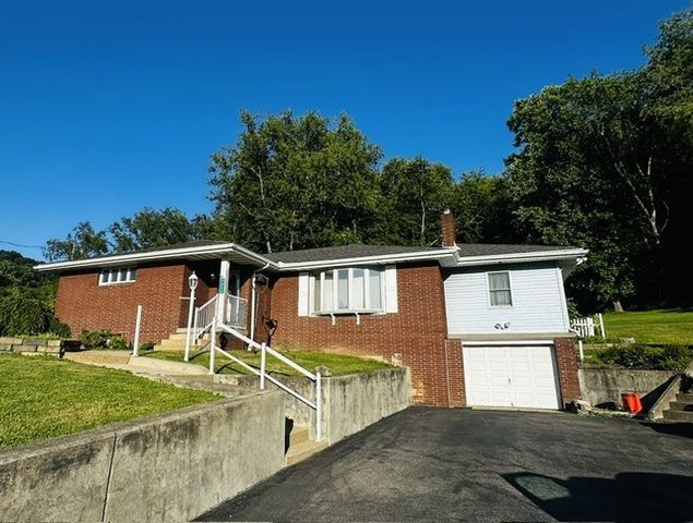 2434 Racetrack Rd, Youngwood, PA 15672