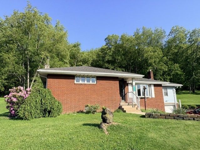 2434 Racetrack Rd, Youngwood, PA 15672