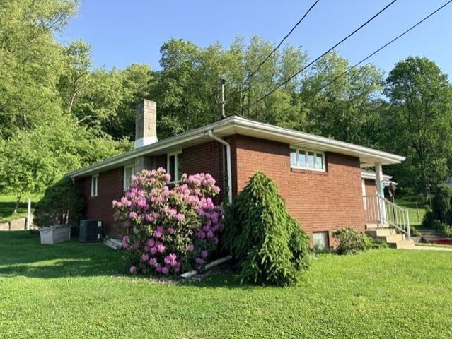 2434 Racetrack Rd, Youngwood, PA 15672
