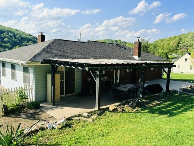 2434 Racetrack Rd, Youngwood, PA 15672