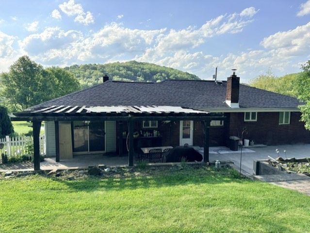2434 Racetrack Rd, Youngwood, PA 15672