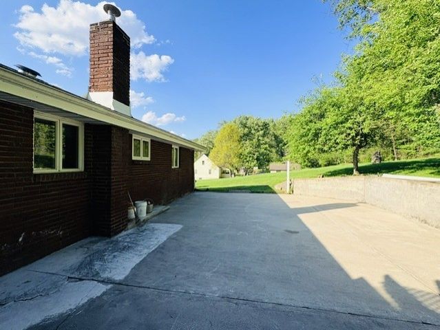 2434 Racetrack Rd, Youngwood, PA 15672