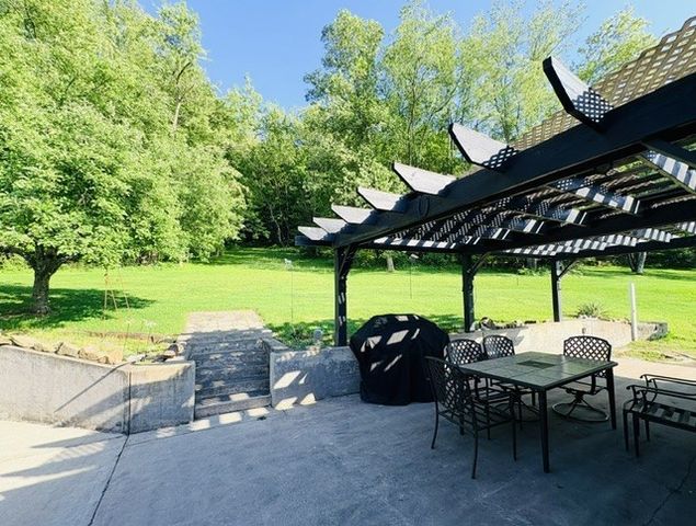 2434 Racetrack Rd, Youngwood, PA 15672