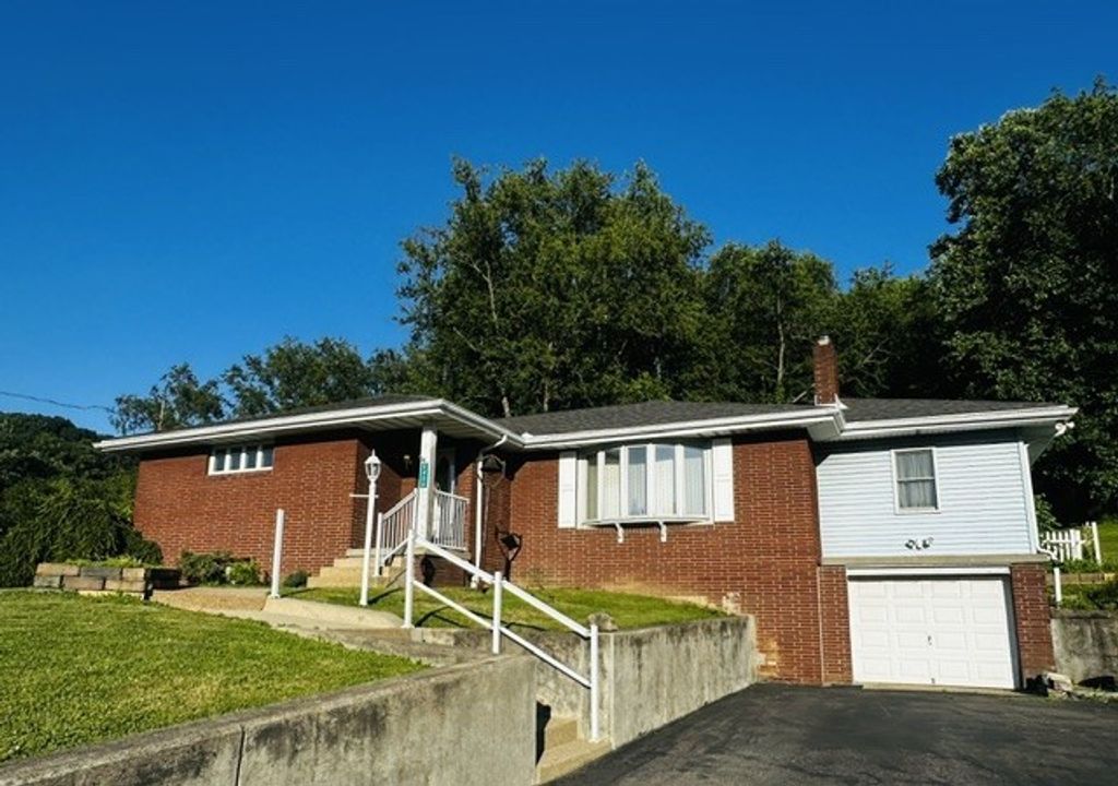 2434 Racetrack Rd, Youngwood, PA 15672