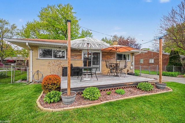 21060 Suffolk Street, Clinton Twp, MI 48035