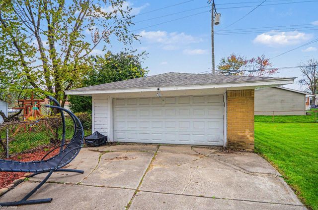 21060 Suffolk Street, Clinton Twp, MI 48035