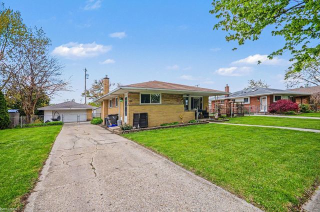 21060 Suffolk Street, Clinton Twp, MI 48035