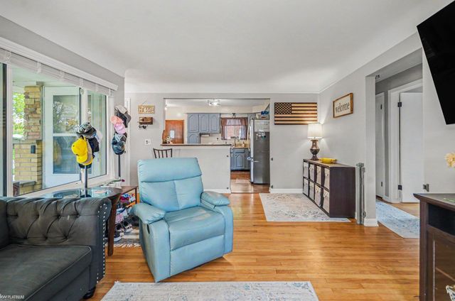 21060 Suffolk Street, Clinton Twp, MI 48035