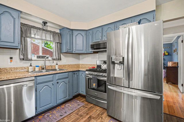 21060 Suffolk Street, Clinton Twp, MI 48035