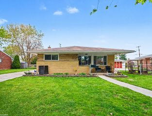 21060 Suffolk Street, Clinton Twp, MI 48035