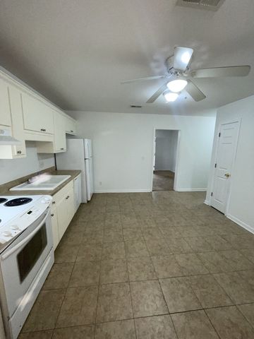 1023 E Saunders Rd, Dothan, AL 36301