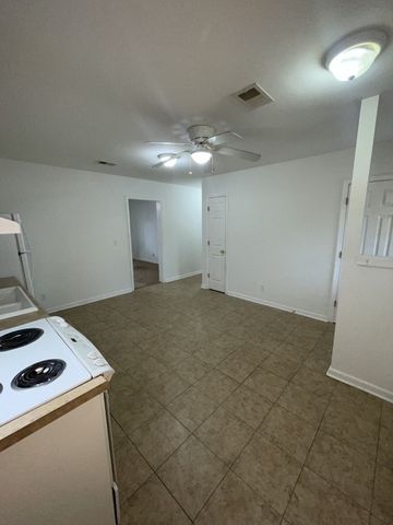 1023 E Saunders Rd, Dothan, AL 36301