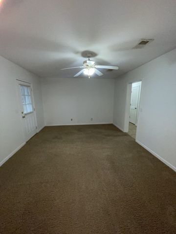 1023 E Saunders Rd, Dothan, AL 36301