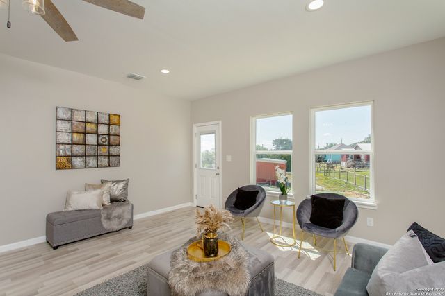 716 Golf Course Dr E, Spring Branch, TX 78070