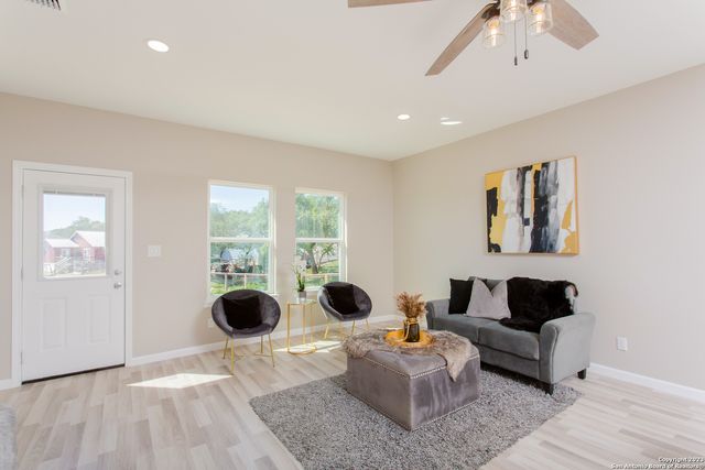 716 Golf Course Dr E, Spring Branch, TX 78070