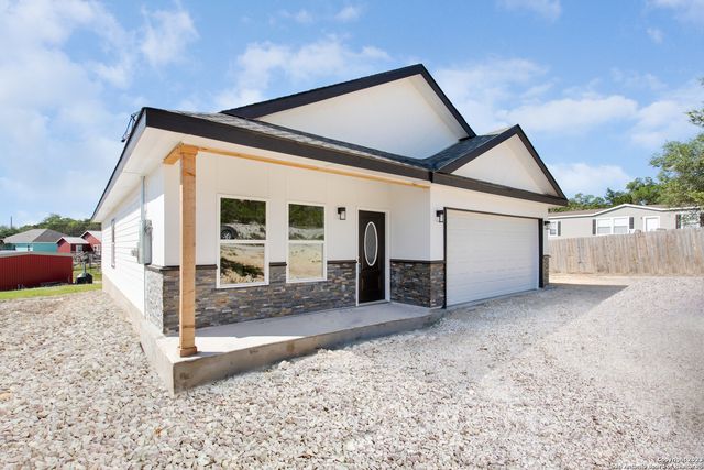716 Golf Course Dr E, Spring Branch, TX 78070