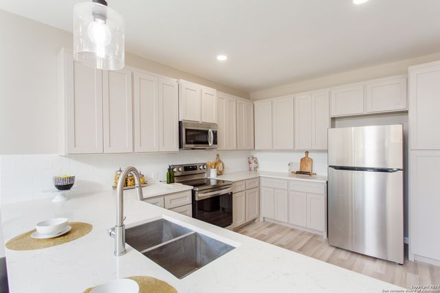 716 Golf Course Dr E, Spring Branch, TX 78070