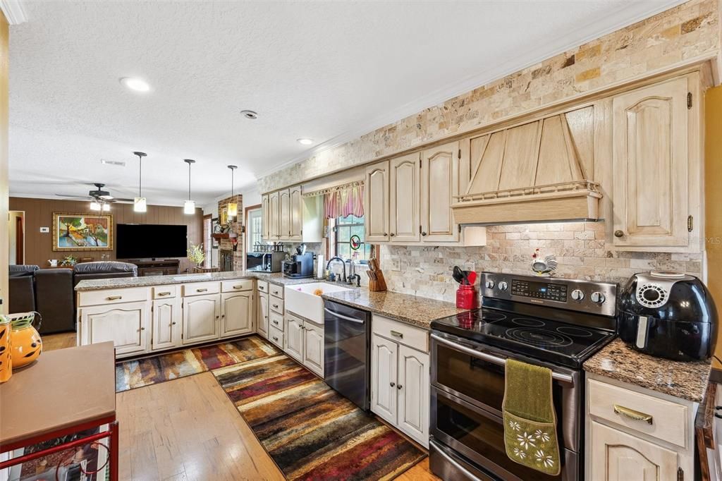 Image 10 of property listing at 20480 LAKE LINDSEY ROAD, Brooksville, FL 34601