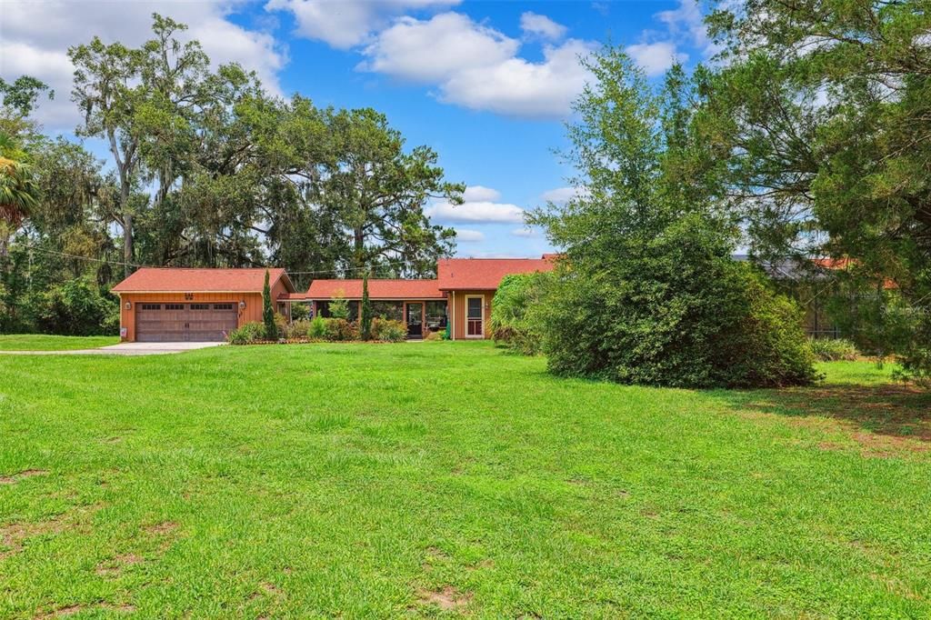 Image 5 of property listing at 20480 LAKE LINDSEY ROAD, Brooksville, FL 34601