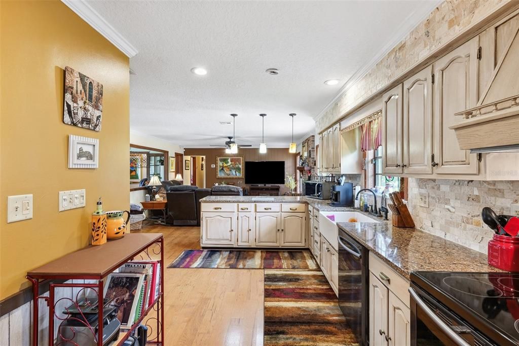 Image 8 of property listing at 20480 LAKE LINDSEY ROAD, Brooksville, FL 34601