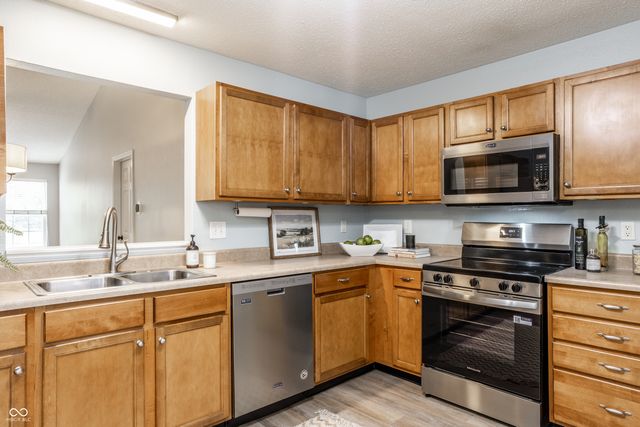 6115 Green Glade Drive, Whitestown, IN 46075