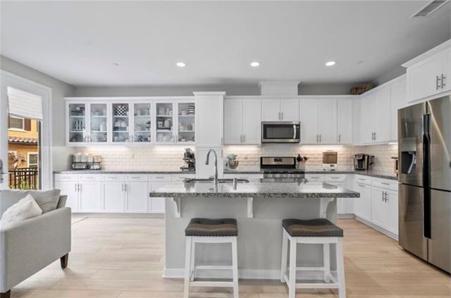 28654 Jadineras dr, Valencia, CA 91354