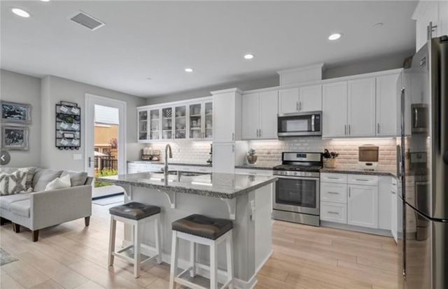 28654 Jadineras dr, Valencia, CA 91354