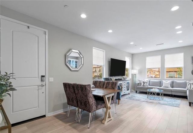 28654 Jadineras dr, Valencia, CA 91354