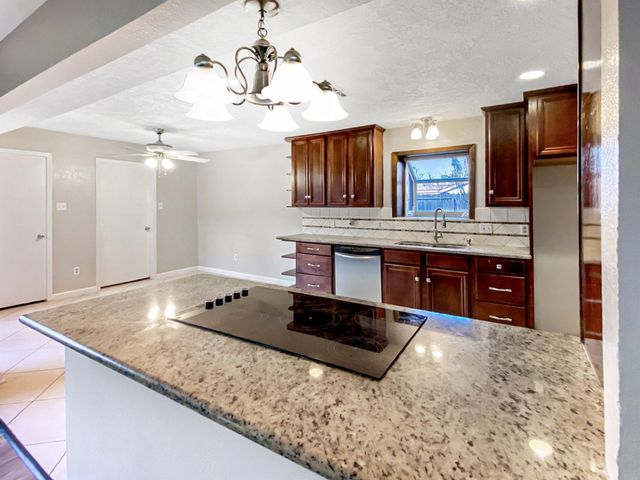 706 S Diamondhead Boulevard, Crosby, TX 77532