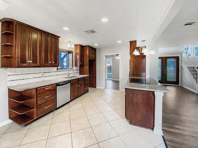 706 S Diamondhead Boulevard, Crosby, TX 77532