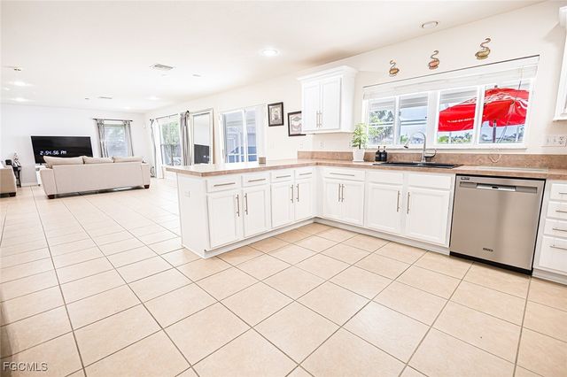 2816 NE 6th PL, Cape Coral, FL 33909