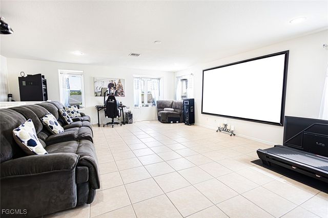 2816 NE 6th PL, Cape Coral, FL 33909